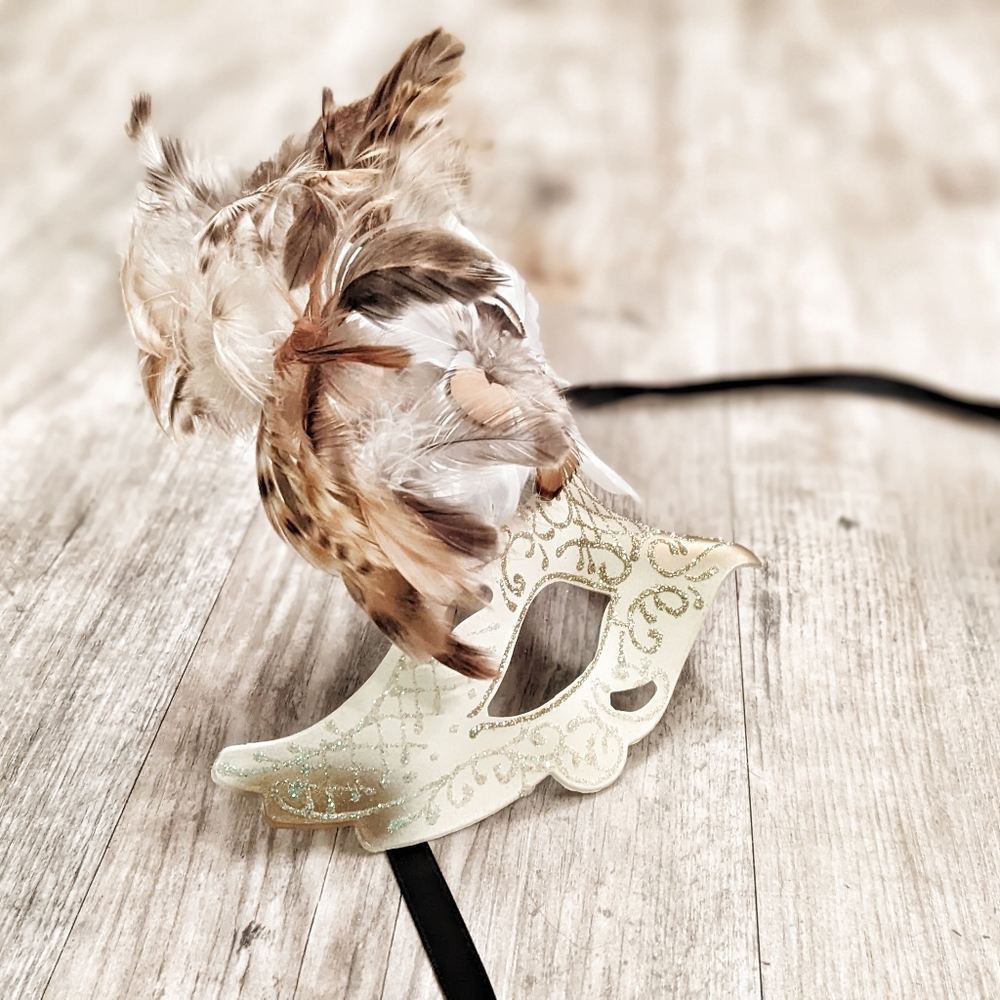 Exotic Feathered Ladies Masquerade Mask Venetian Cateye Ivory Crème - Picture 6 of 8